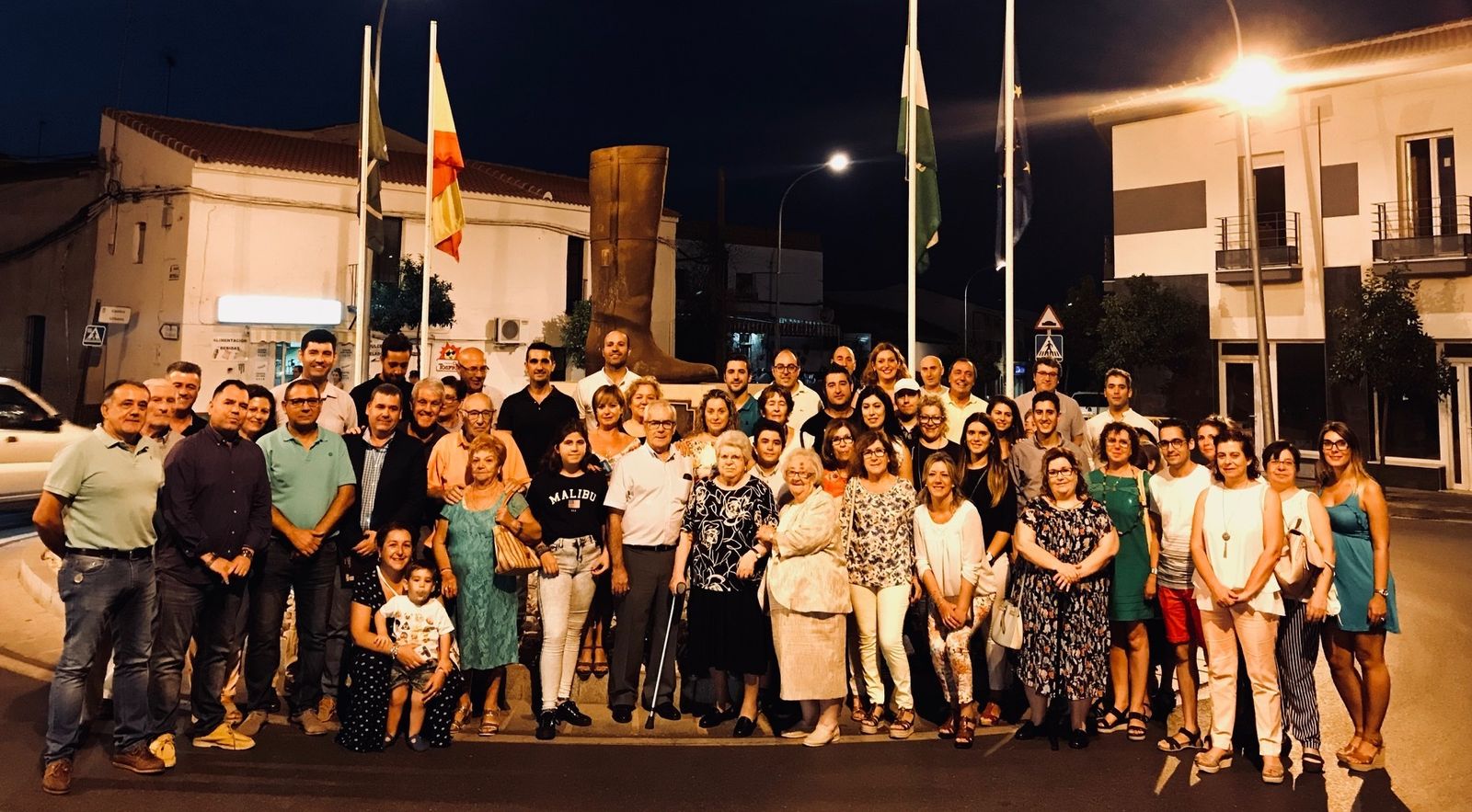 Familiares y amigos de José Parreño Lineros, junto a industriales del calzado y autoridades locales, posan en la rotonda que homenajea al diseñador de los populares botos valverdeños.