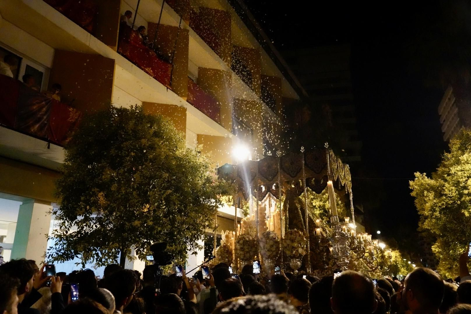 Imágenes de la procesión extraordinaria de la Virgen de la Esperanza por las calles de Huelva