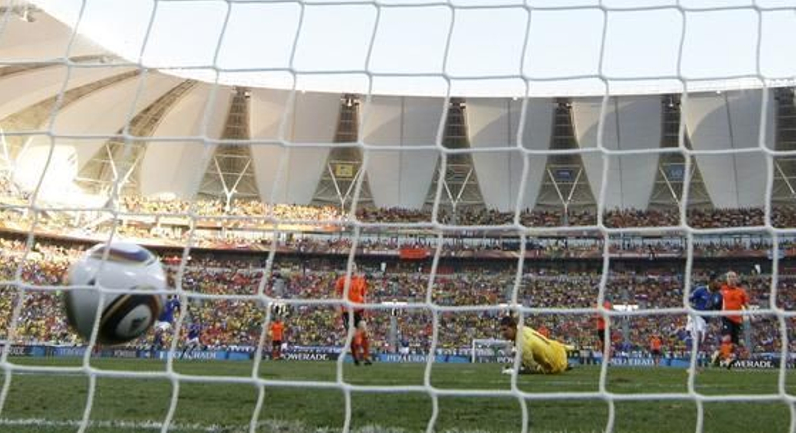 Holanda da la sorpresa y se mete en semifinales dejando fuera a Brasil en cuartos de final. / Reuters