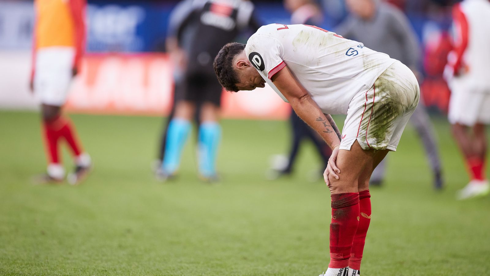 Ocampos se recupera del esfuerzo al final del partido.