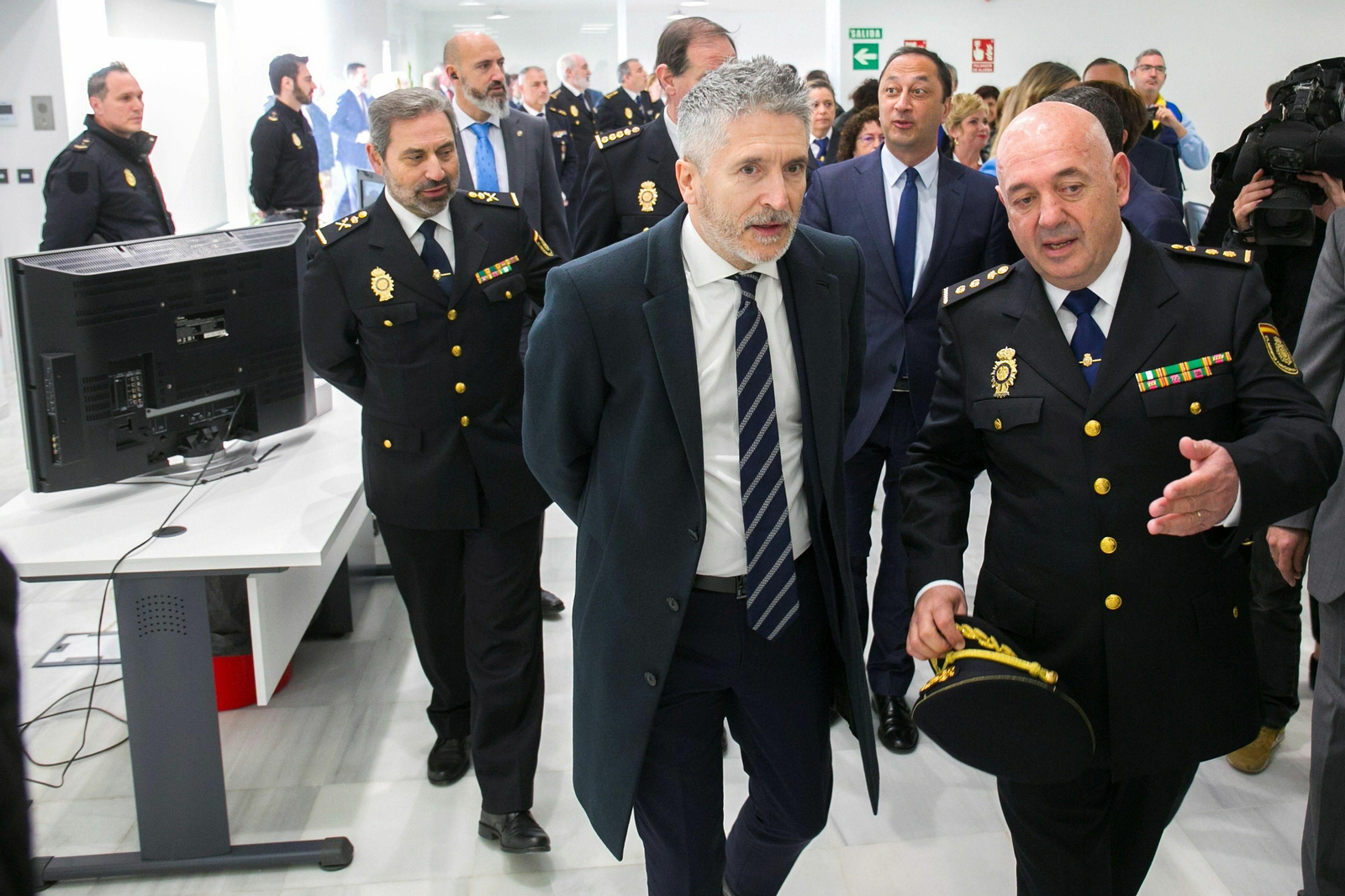 Marlaska, con mandos policiales, en Vélez.