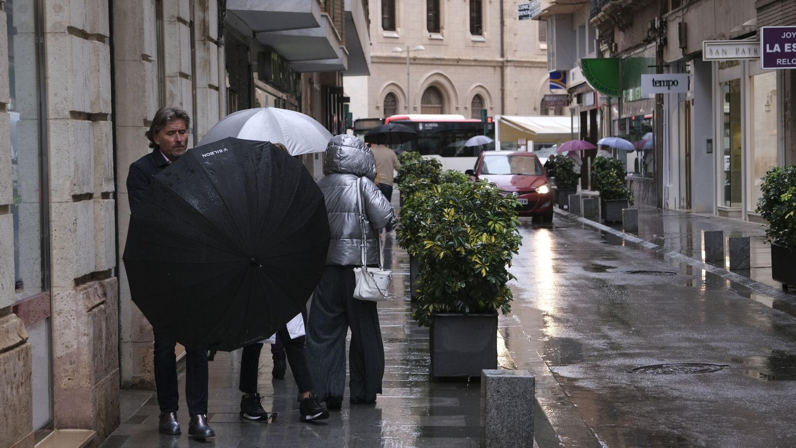 Los paraguas han sido durante el mes de abril el complemento imprescindible para los almerienses.