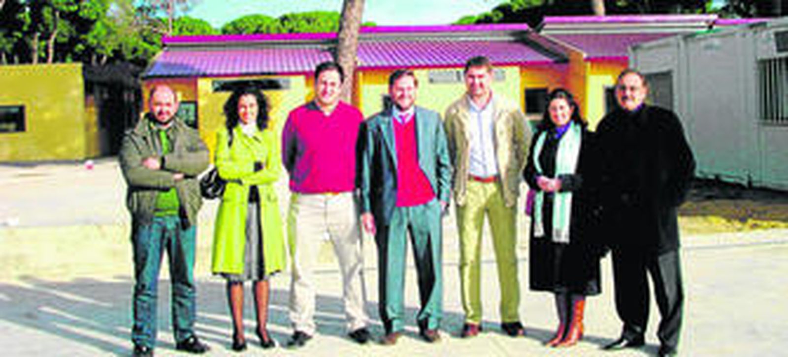 El gerente del centro, Agustín Aycart (en el centro), junto al nuevo alcalde, Francisco Godoy (tercero por la derecha), durante la visita.