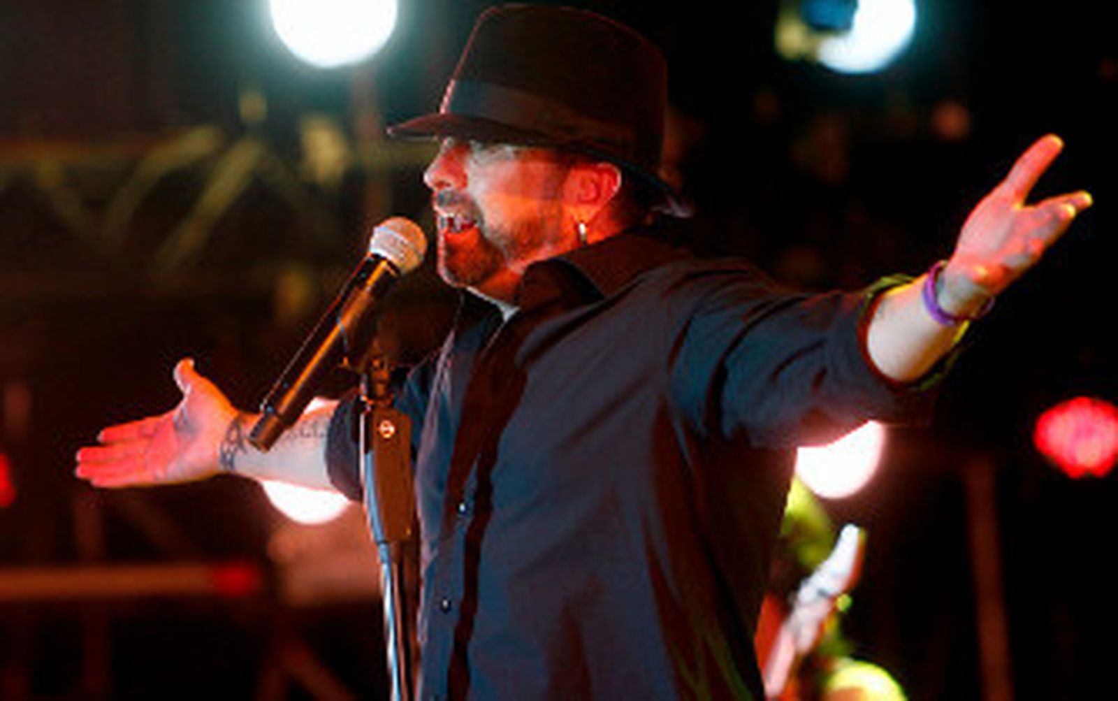 Cádiz da la bienvenida a Selu, el cantante de barrio que nunca se fue