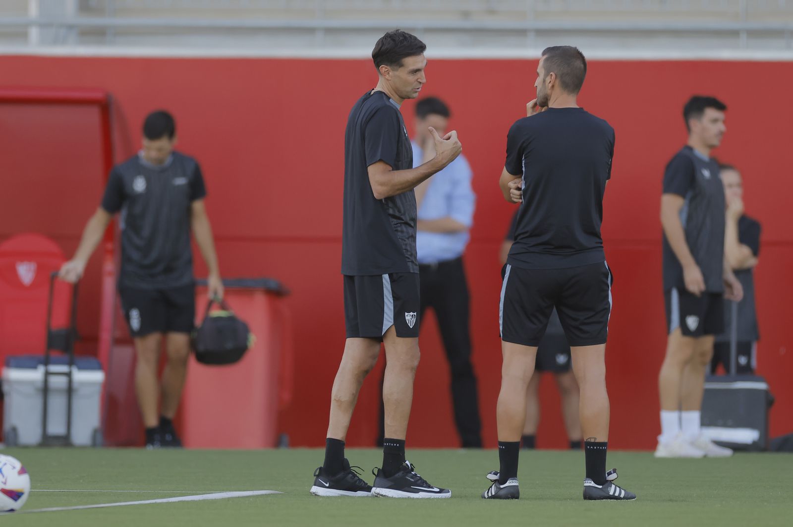 Las fotos del primer entrenamiento de Diego Alonso como entrenador del Sevilla FC