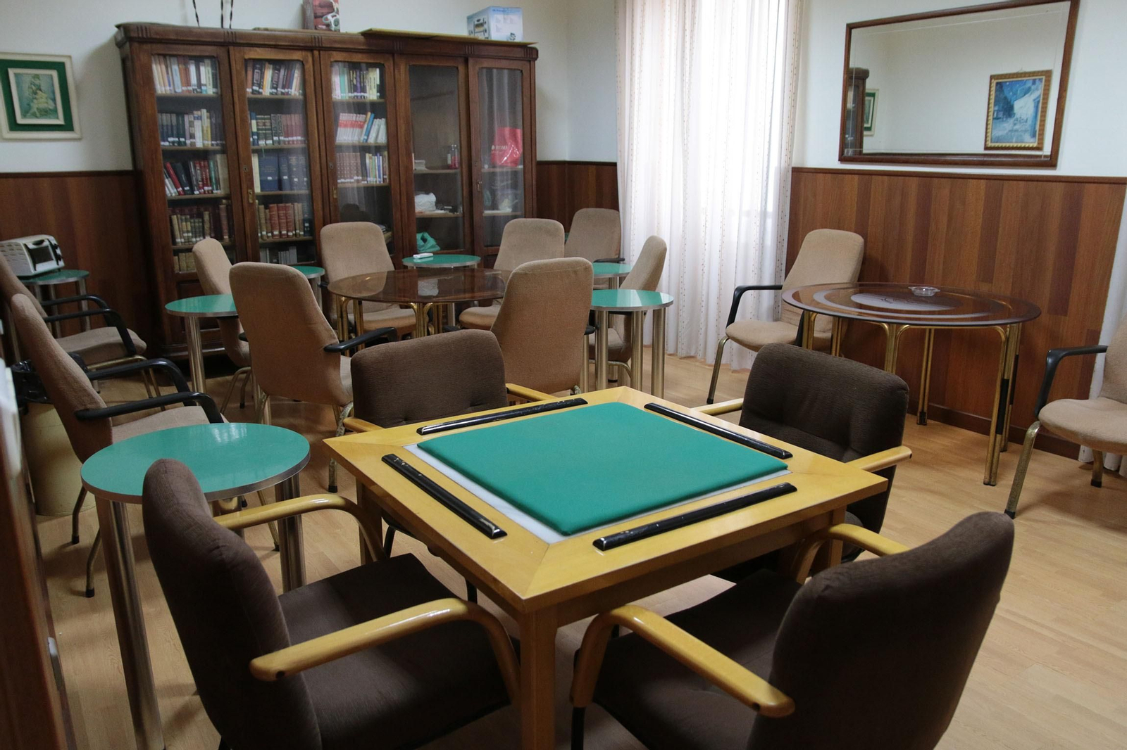 Así de espectaculares son los salones del Círculo Mercantil de Almería