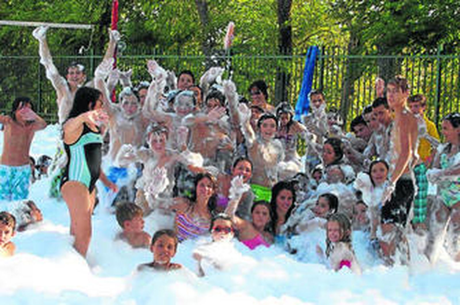 Un grupo de niños durante una fiesta de la espuma en uno de los campamentos de Divertia Sur.