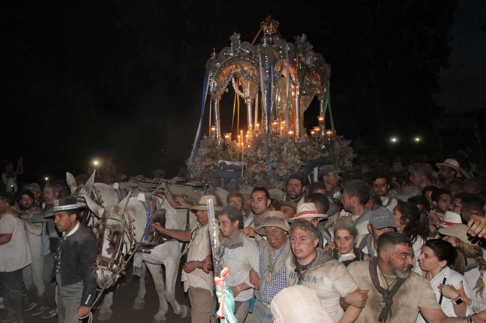 Imágenes de la llegada de la Hermandad del Rocío de Huelva a la aldea