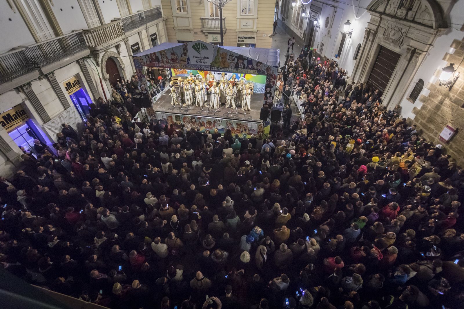 La plaza de San Agustín repleta de público ante el tablao de Unicaja.
