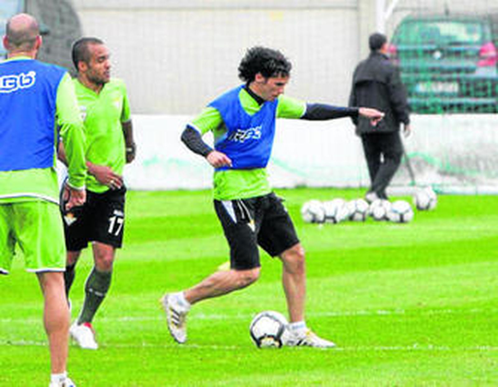 Capi conduce el balón con Odonkor justo detrás.