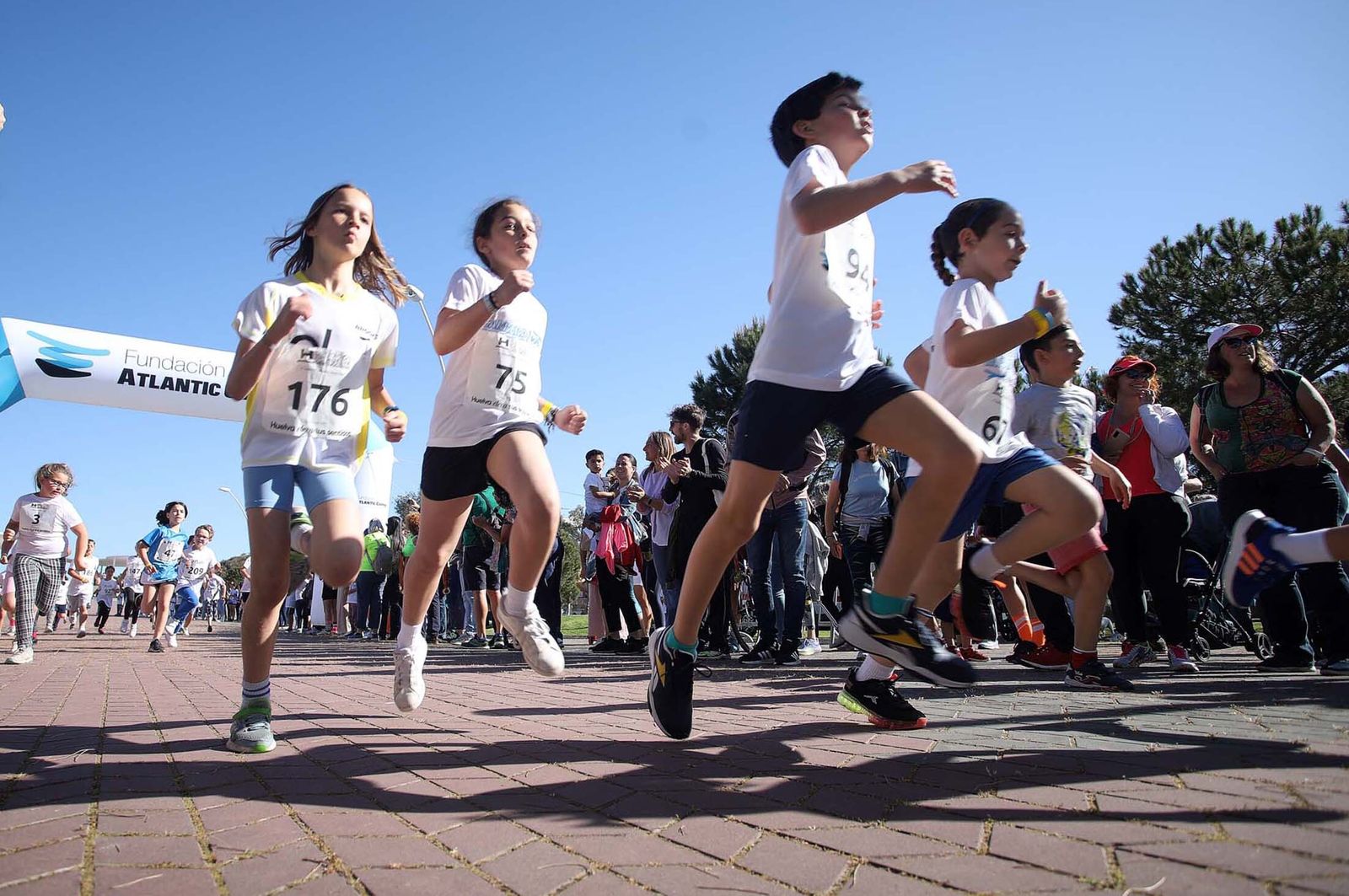 Imágenes de la carrera infantil previa a la "10K Puerta del Descubrimiento"