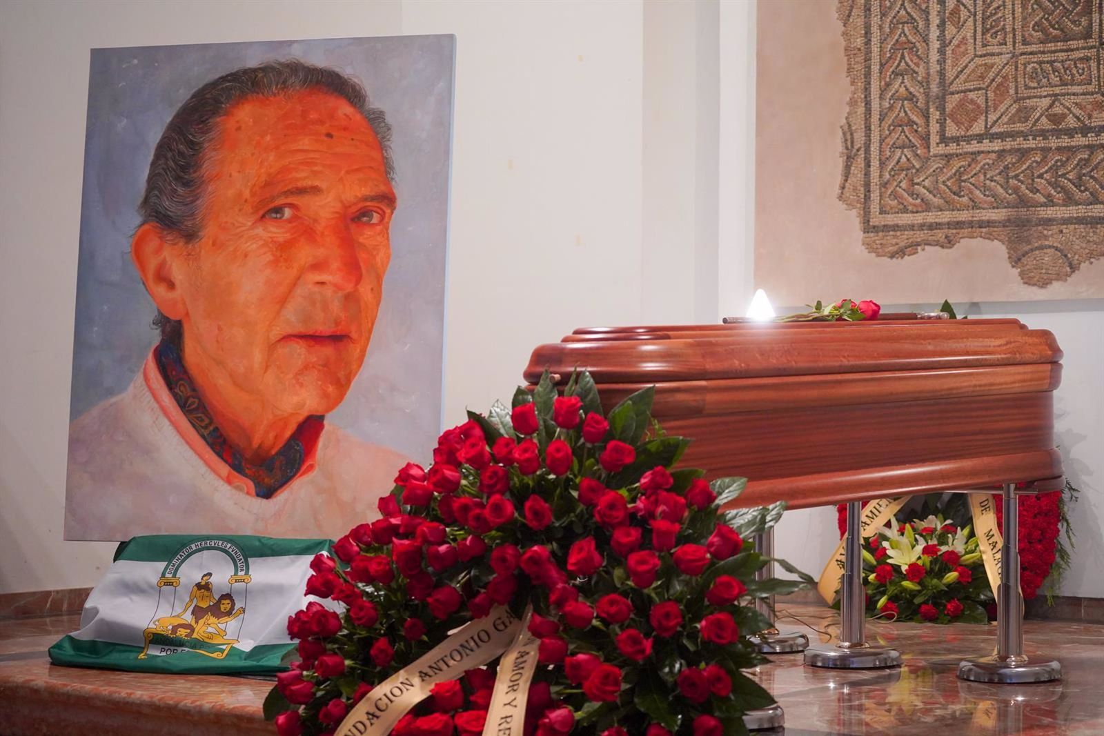 Detalle del ataúd durante la capilla ardiente del escritor Antonio Gala en la Fundación Antonio Gala, a 29 de mayo de 2023 en Córdoba