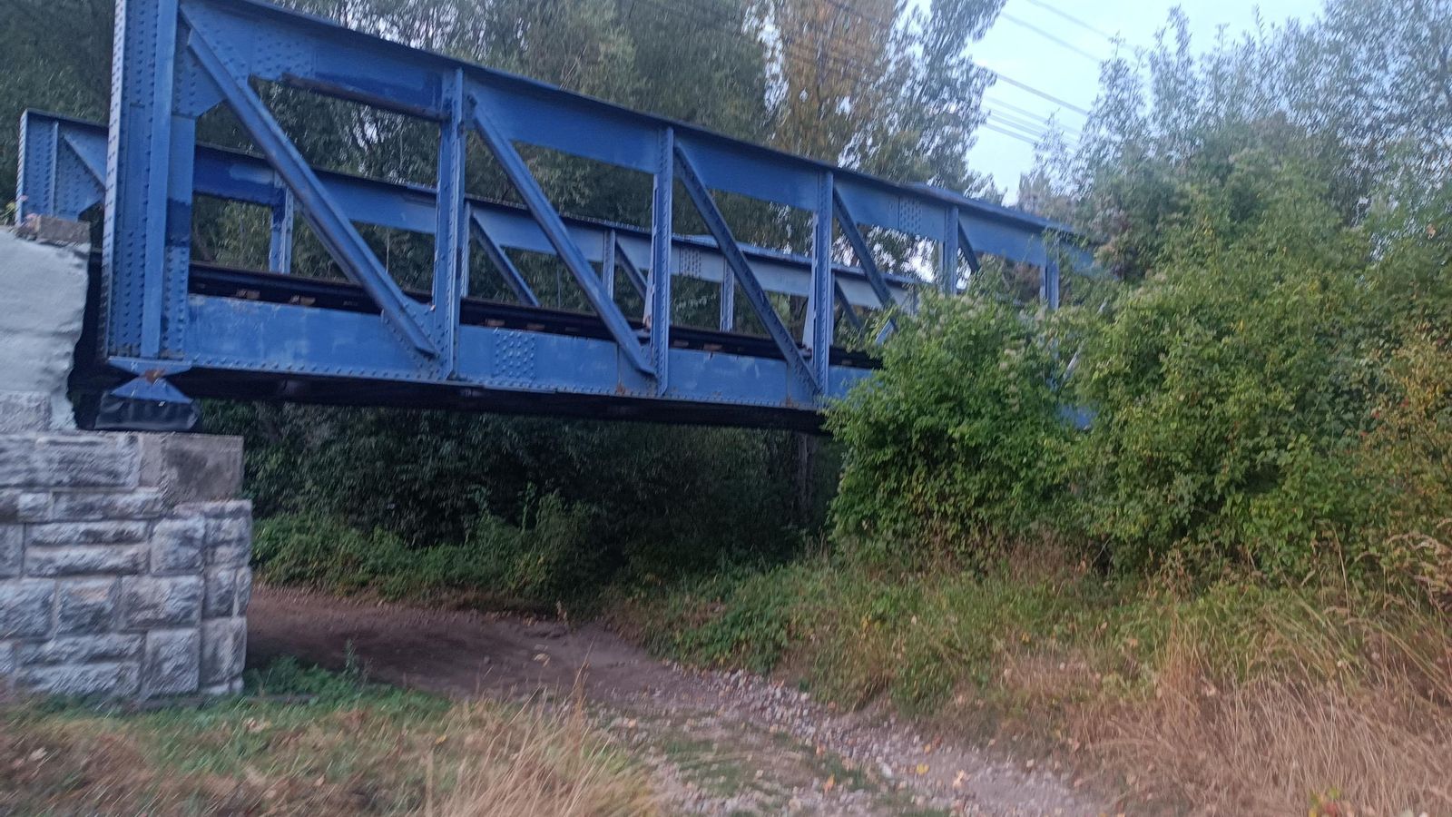 Hay que pasar bajo las vías del tren para llegar a La Pola de Gordón. Hay que pasar bajo las vías del tren para llegar a La Pola de Gordón.