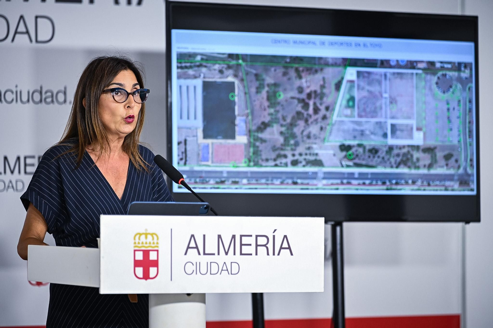 Sánchez, junto al panel del diseño inicial realizado por los técnicos municipales