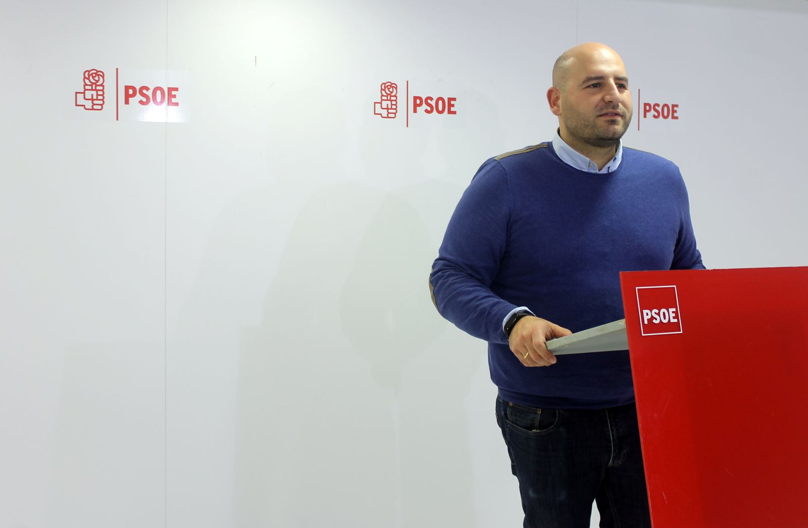 Miguel Ángel Fernández, en la sede del PSOE isleño.