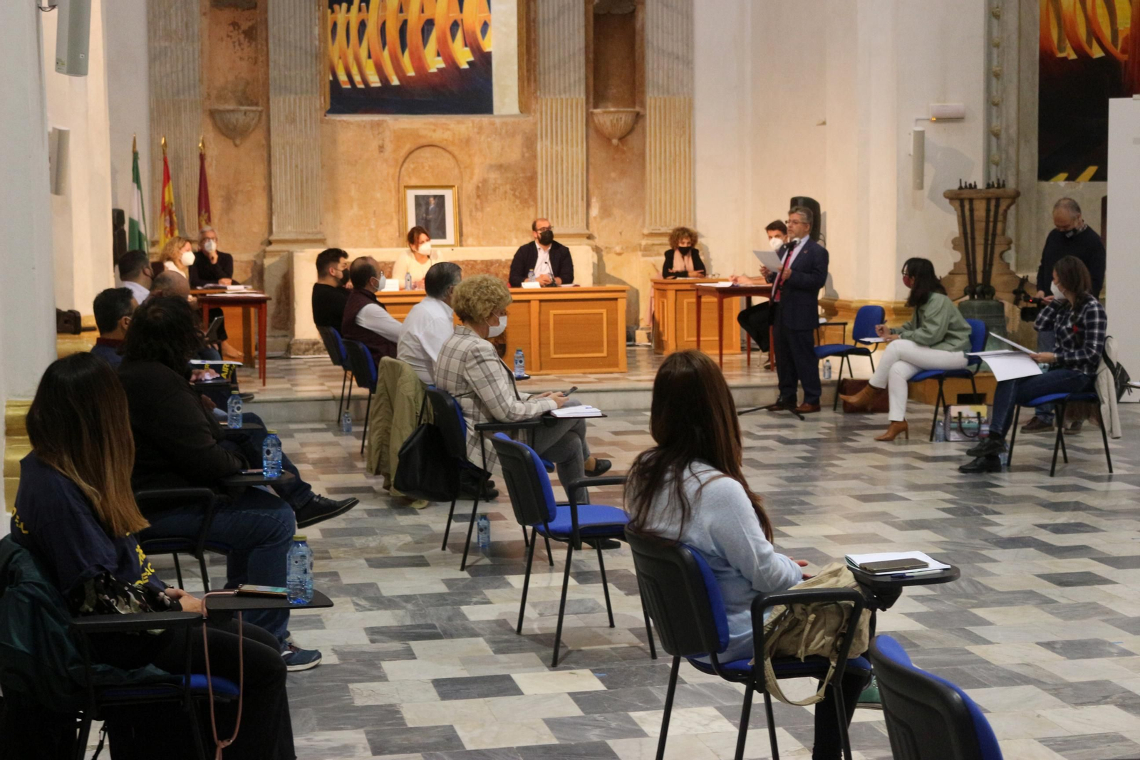 El concejal de Hacienda, Rufino Morillo, explica los detalles del Plan de Ajuste en un pleno extraordinario