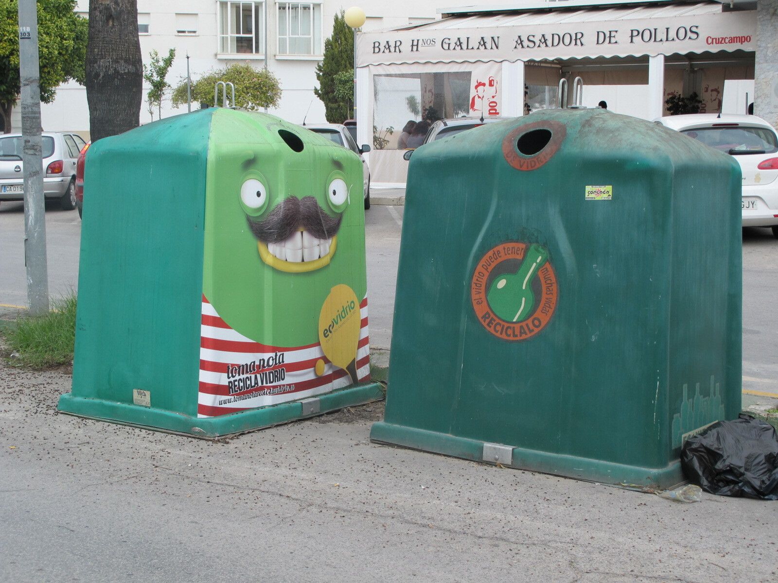 Contenedores de vidrio en una isla verde de Puerto Real