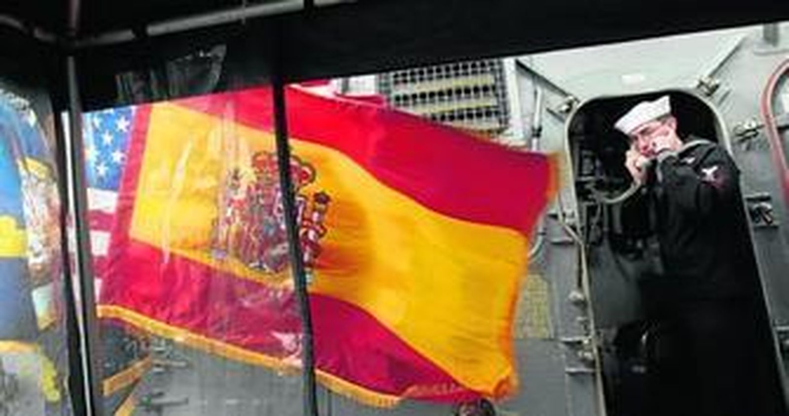 Un miembro de la dotación de uno de los buques del escudo antimisiles habla por teléfono.