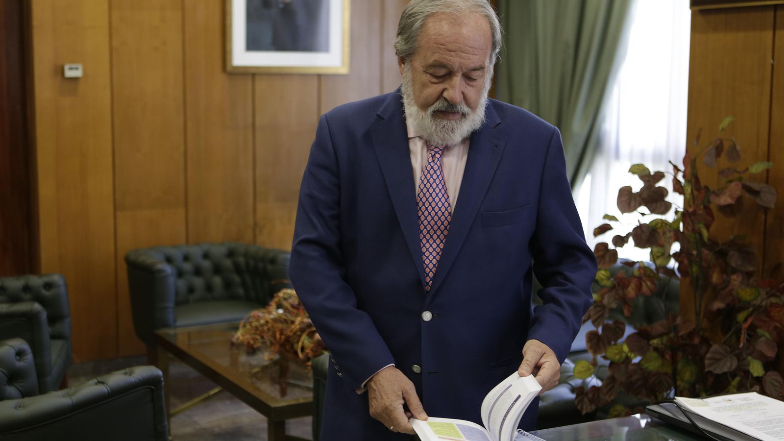 Carmona, mientras hace algunas consultas en un libro durante la entrevista.