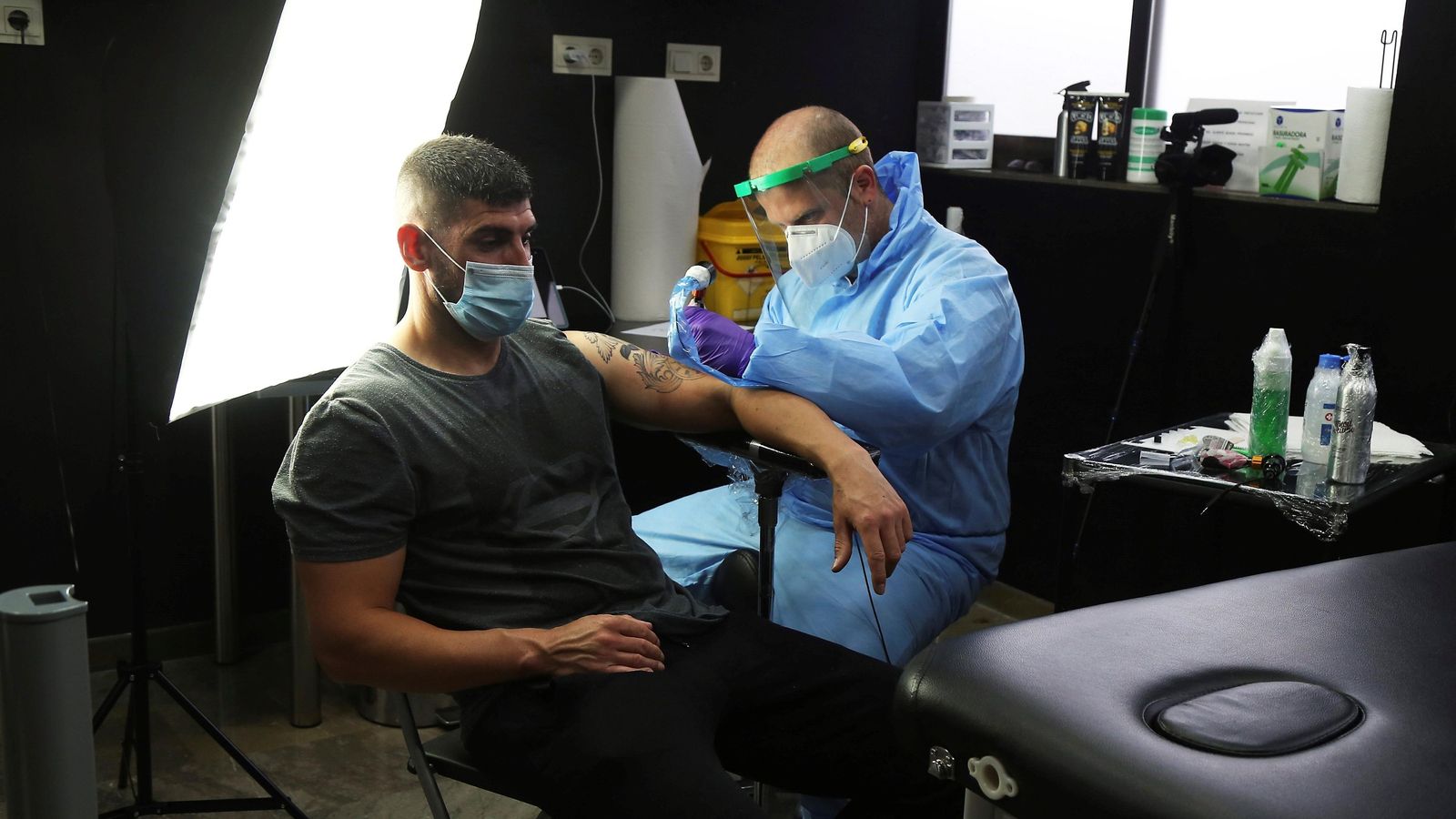 El estudio granadino atiende a un cliente.