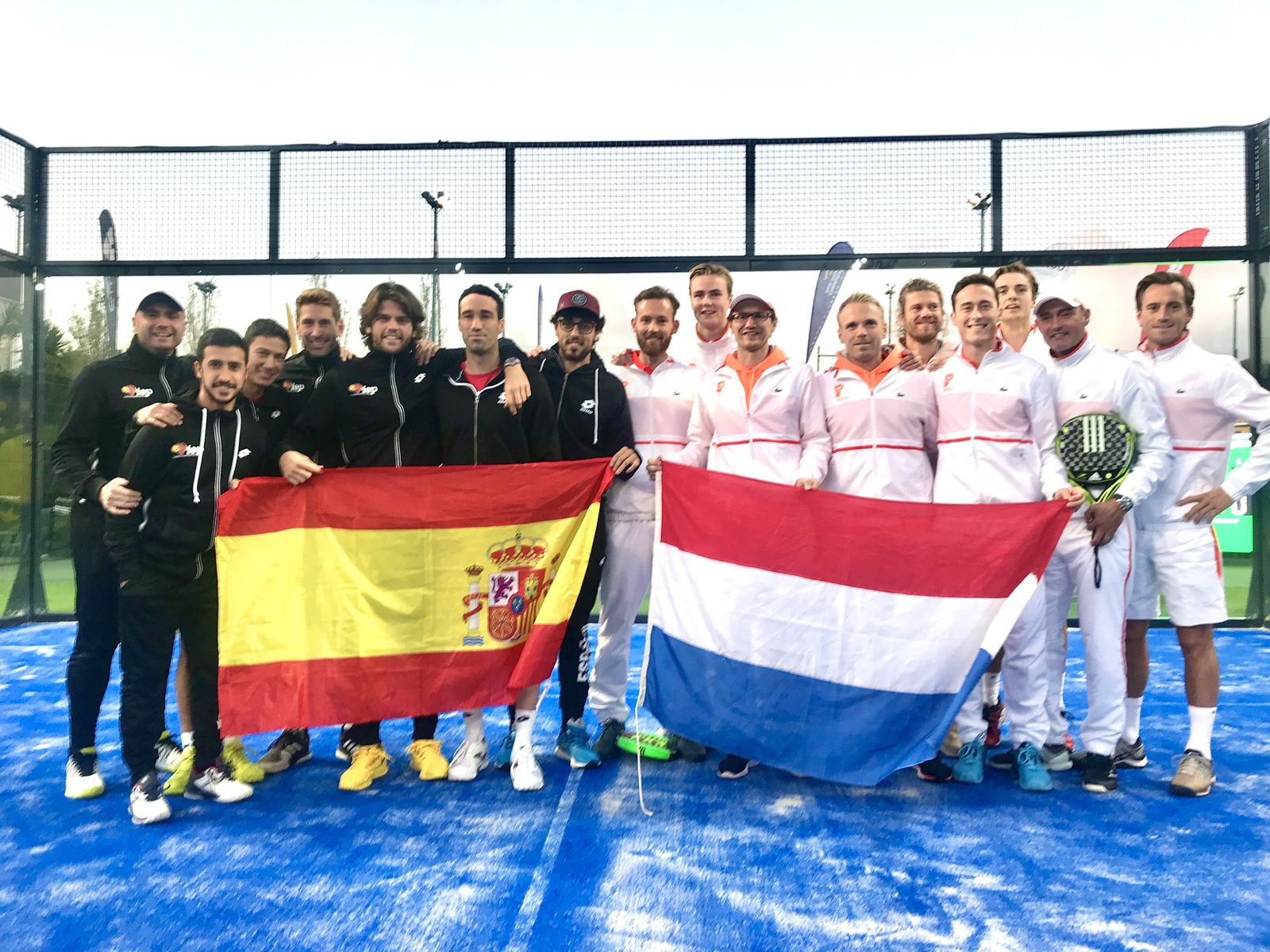 Españoles y holandeses posan antes del enfrentamiento de cuartos de final.