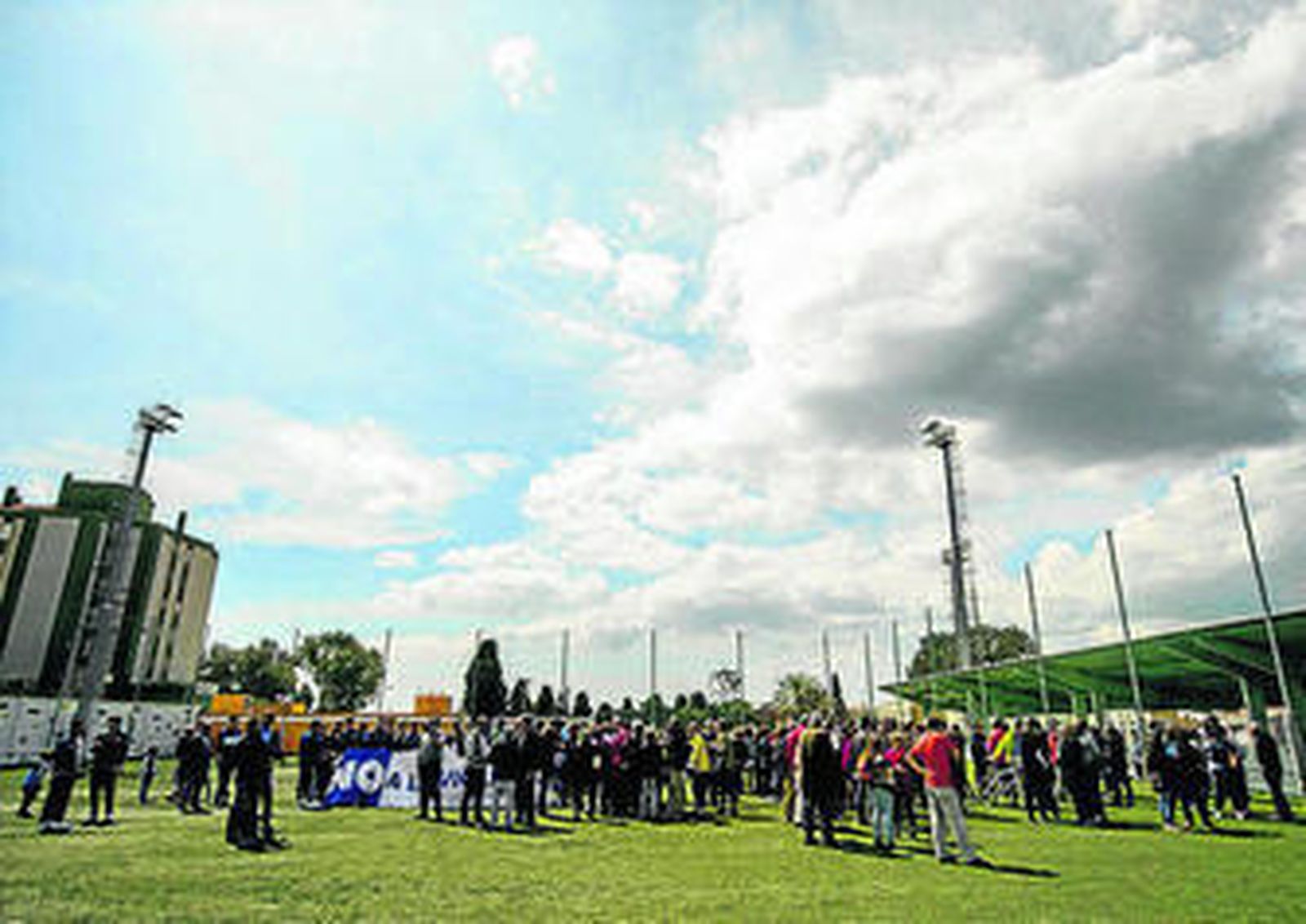 Numerosas personas ayer en el campo de fútbol de El Palo.
