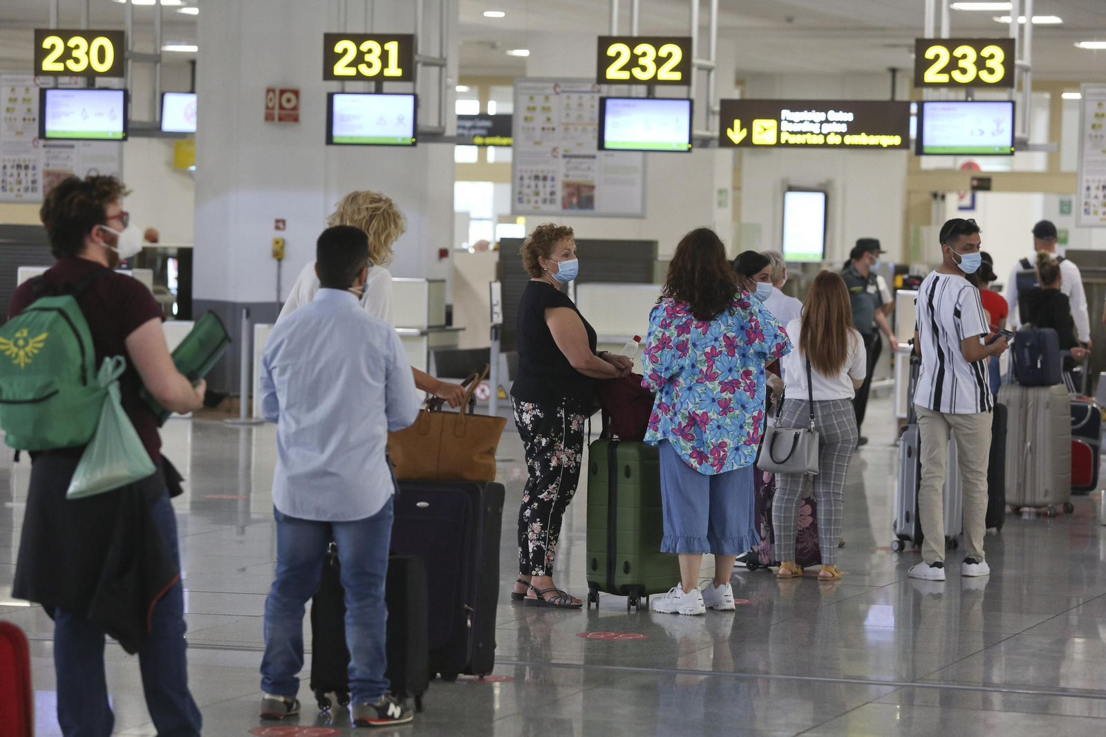 Varias personas hacen cola este lunes en el aeropuerto de Málaga para facturar su equipaje.