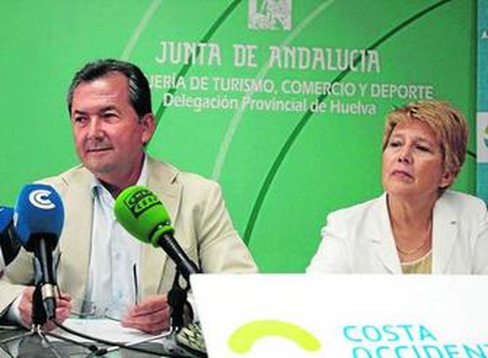 Gonzalo Rodríguez y Rosario Ballester, presentan las iniciativas, ayer.