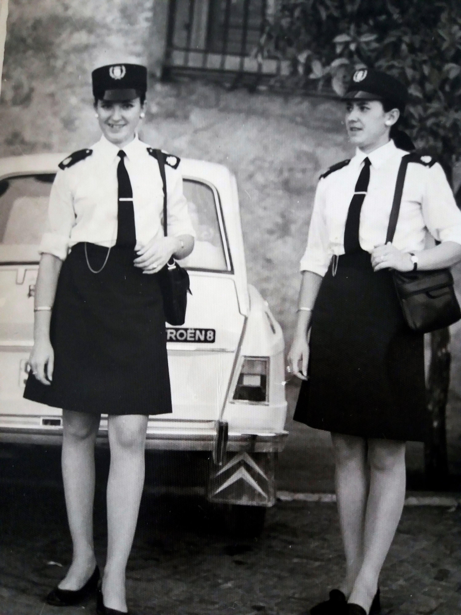 Delfina Tapia y su hermana Lola (dcha.), el día de su incorporación a la Policía Local de Córdoba, el 27 de abril de 1970. Delfina Tapia y su hermana Lola (dcha.), el día de su incorporación a la Policía Local de Córdoba, el 27 de abril de 1970.