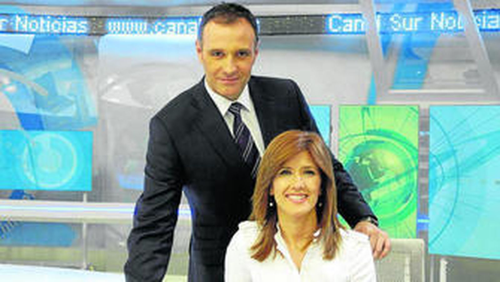 Los conductores de 'Noticias 1' de Canal Sur, Juan Carlos Roldán y Marta Paneque.