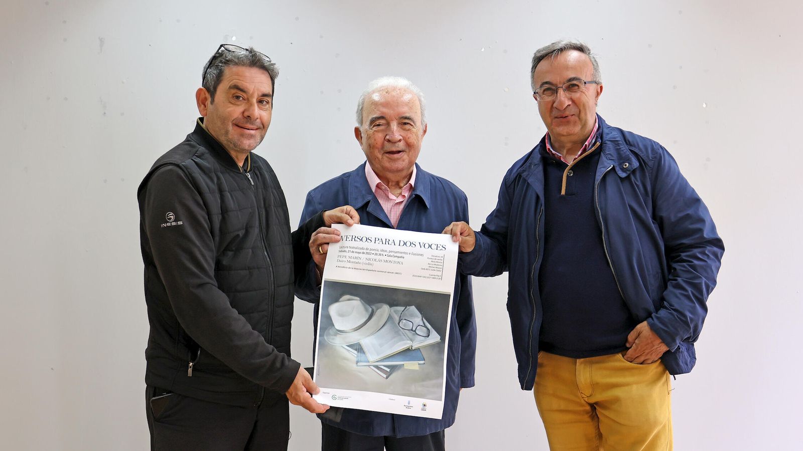 Nicolás Montoya, Pepe Marín y Pepe Soto, con el cartel anunciador de la cita.