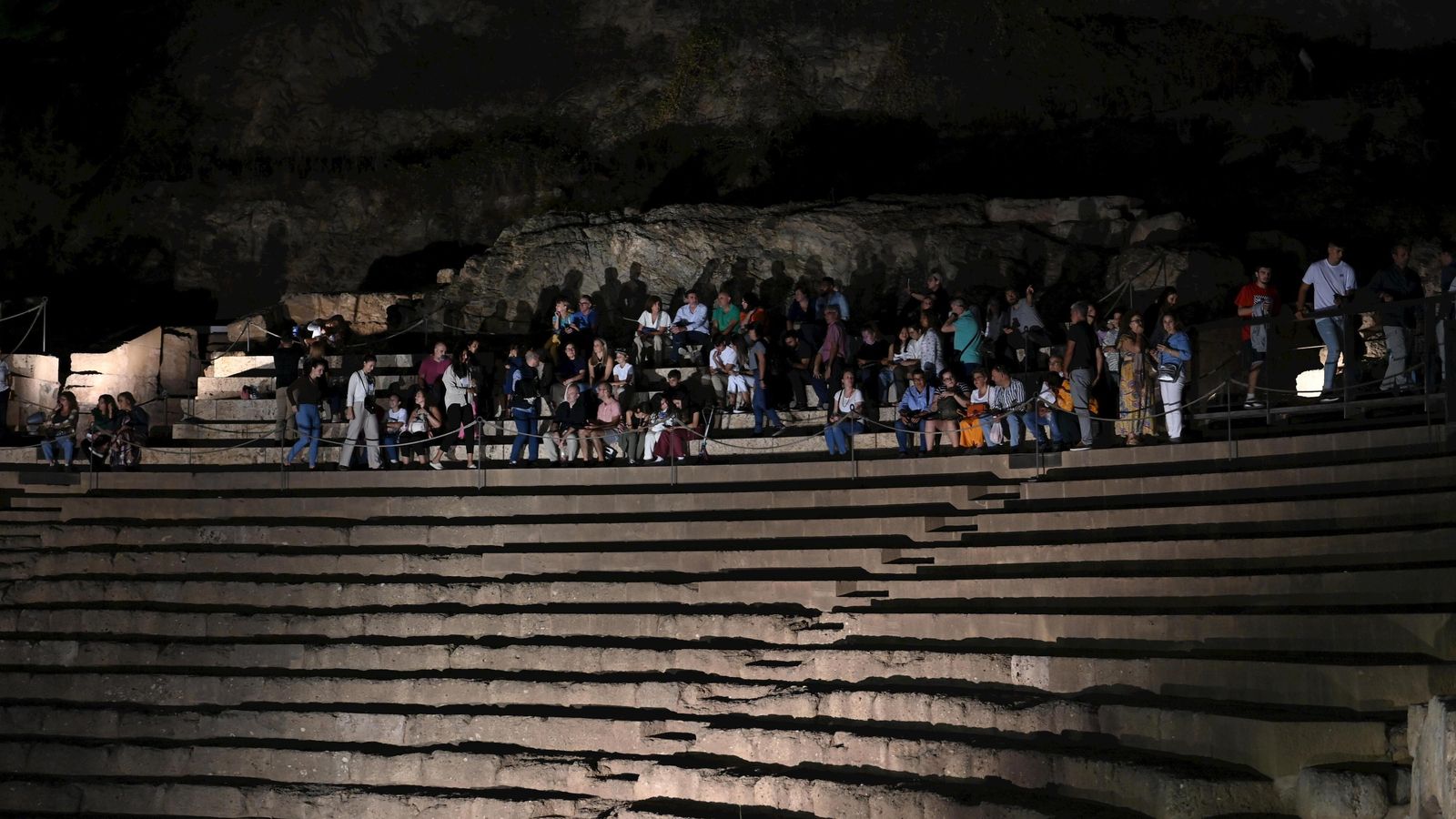 Visita nocturna al Teatro Romano de Málaga. Visita nocturna al Teatro Romano de Málaga.