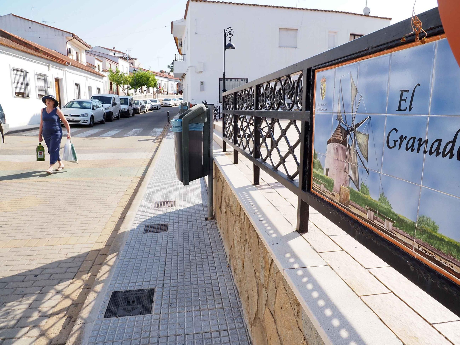 Una vecina de El Granado viene de la compra a primera hora de la mañana protegica contra el calor Una vecina de El Granado viene de la compra a primera hora de la mañana protegica contra el calor