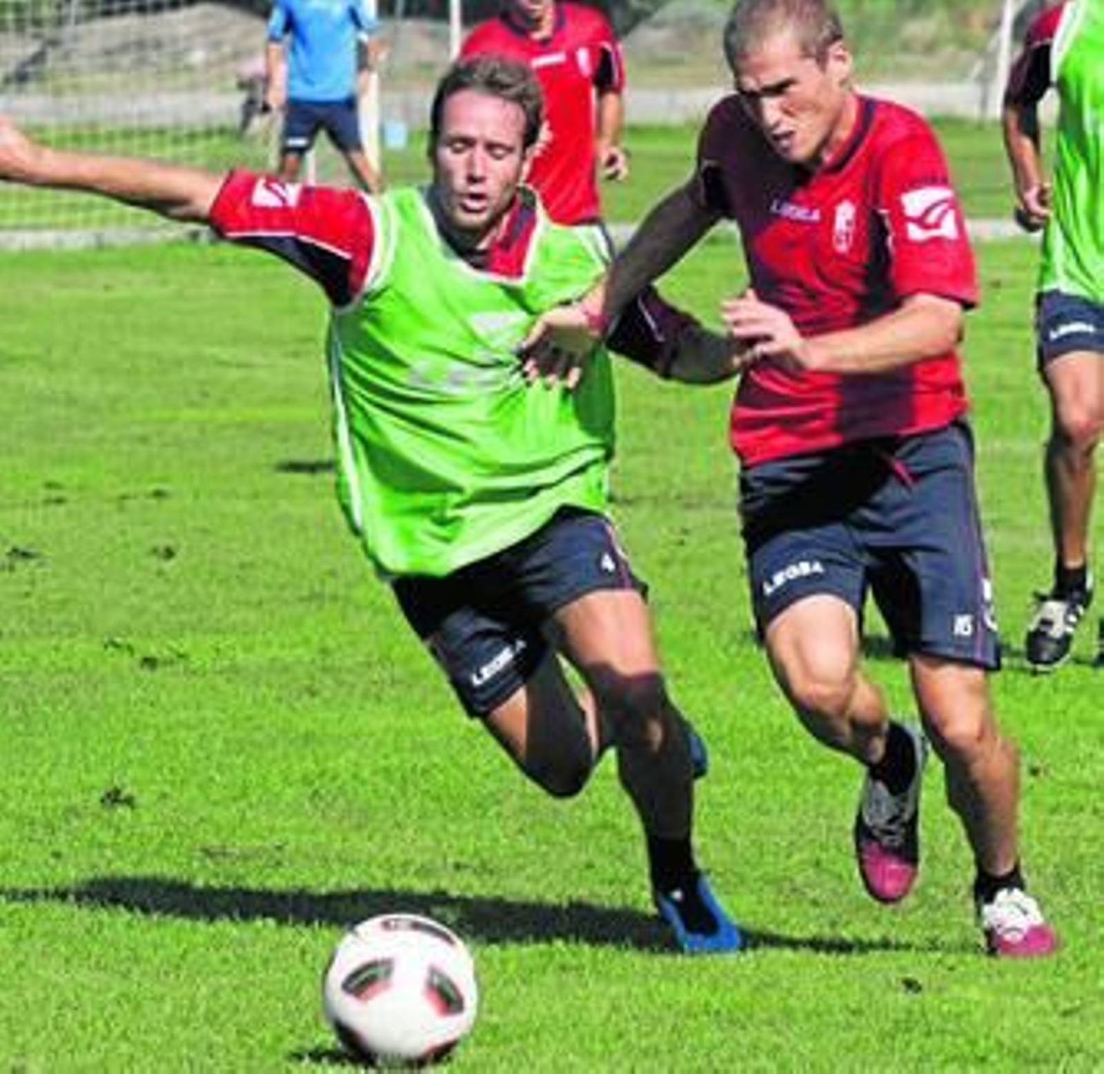 Llamas disputa un balón a Bergantiños durante una sesión de entrenamiento del Granada CF.