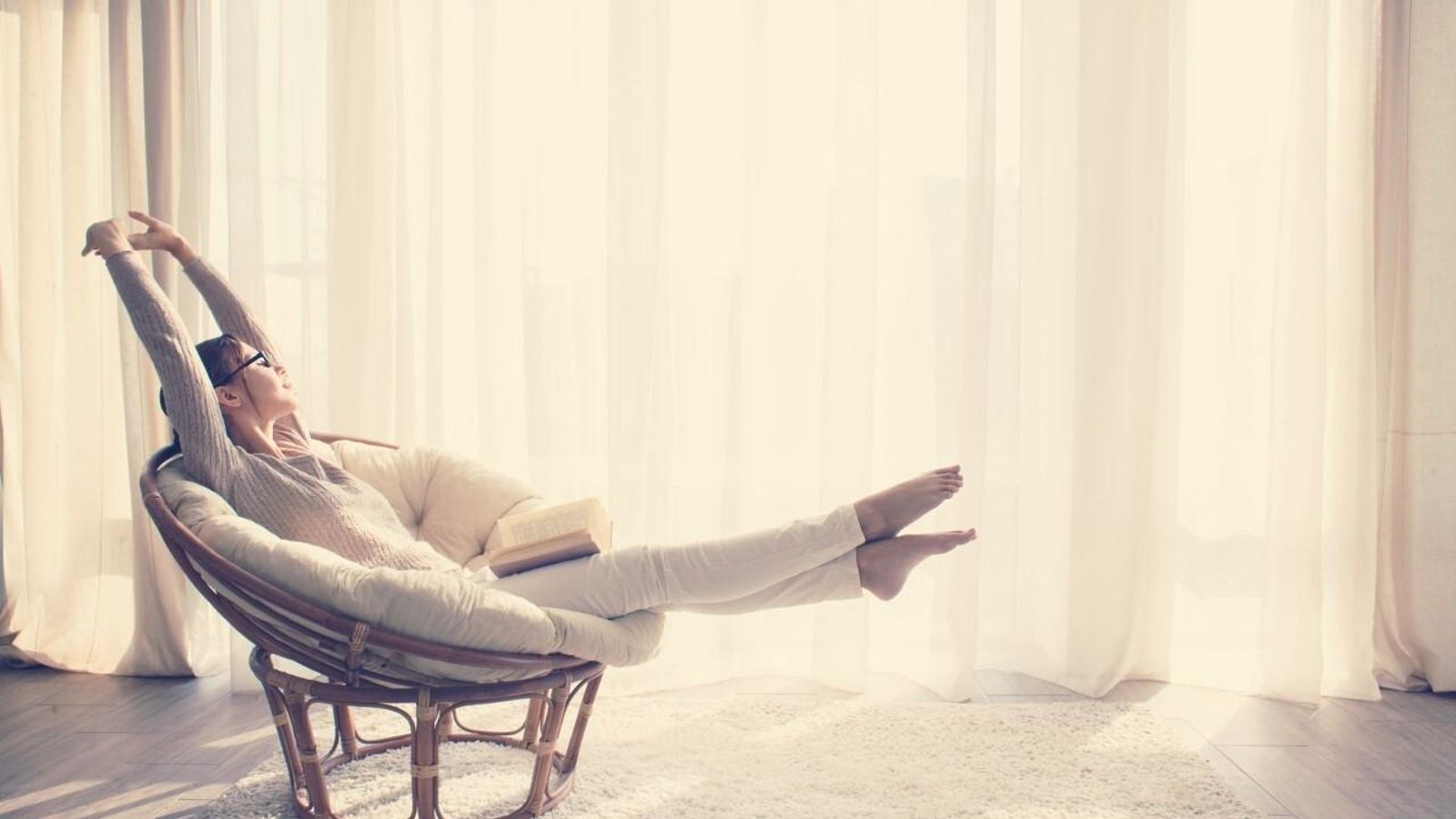 Una mujer descansa en su sillón.