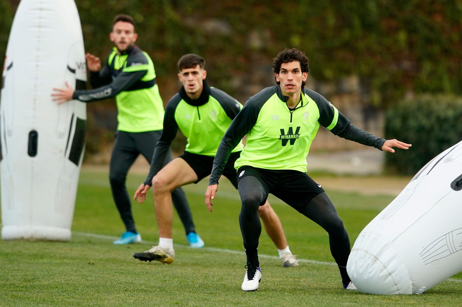 Varios jugadores del Granada, en un entrenamiento