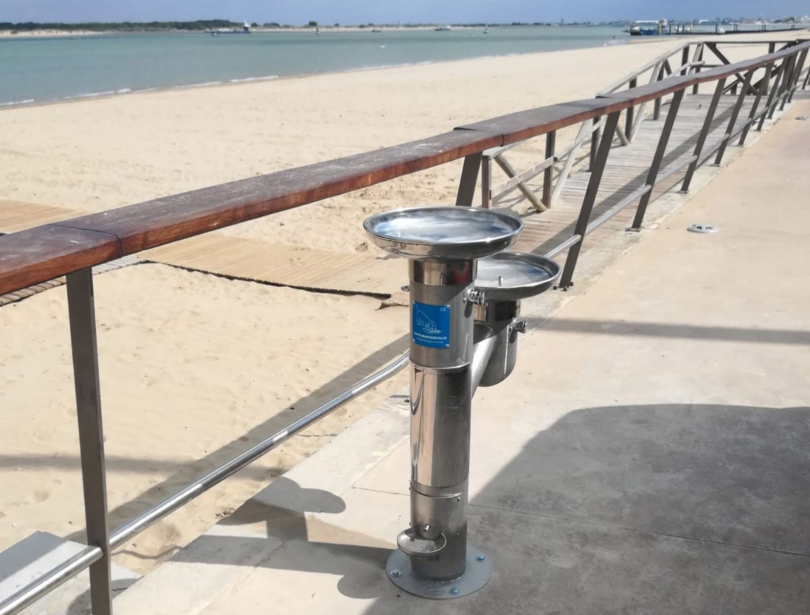 El Ayuntamiento ha instalado tres fuentes de agua potable en el Paseo Marítimo.