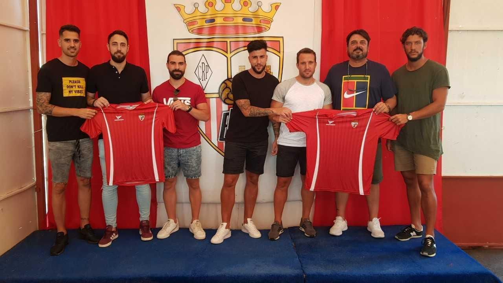 Los tres recién fichados, los tres renovados y el entrenador posan juntos.