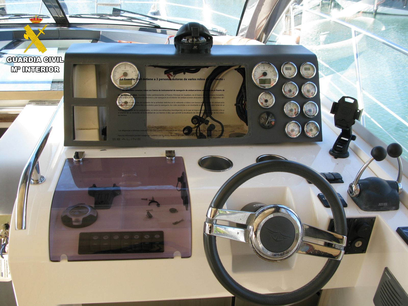 Instrumental electrónico y de navegación robado del interior de una embarcación en Sotogrande.
