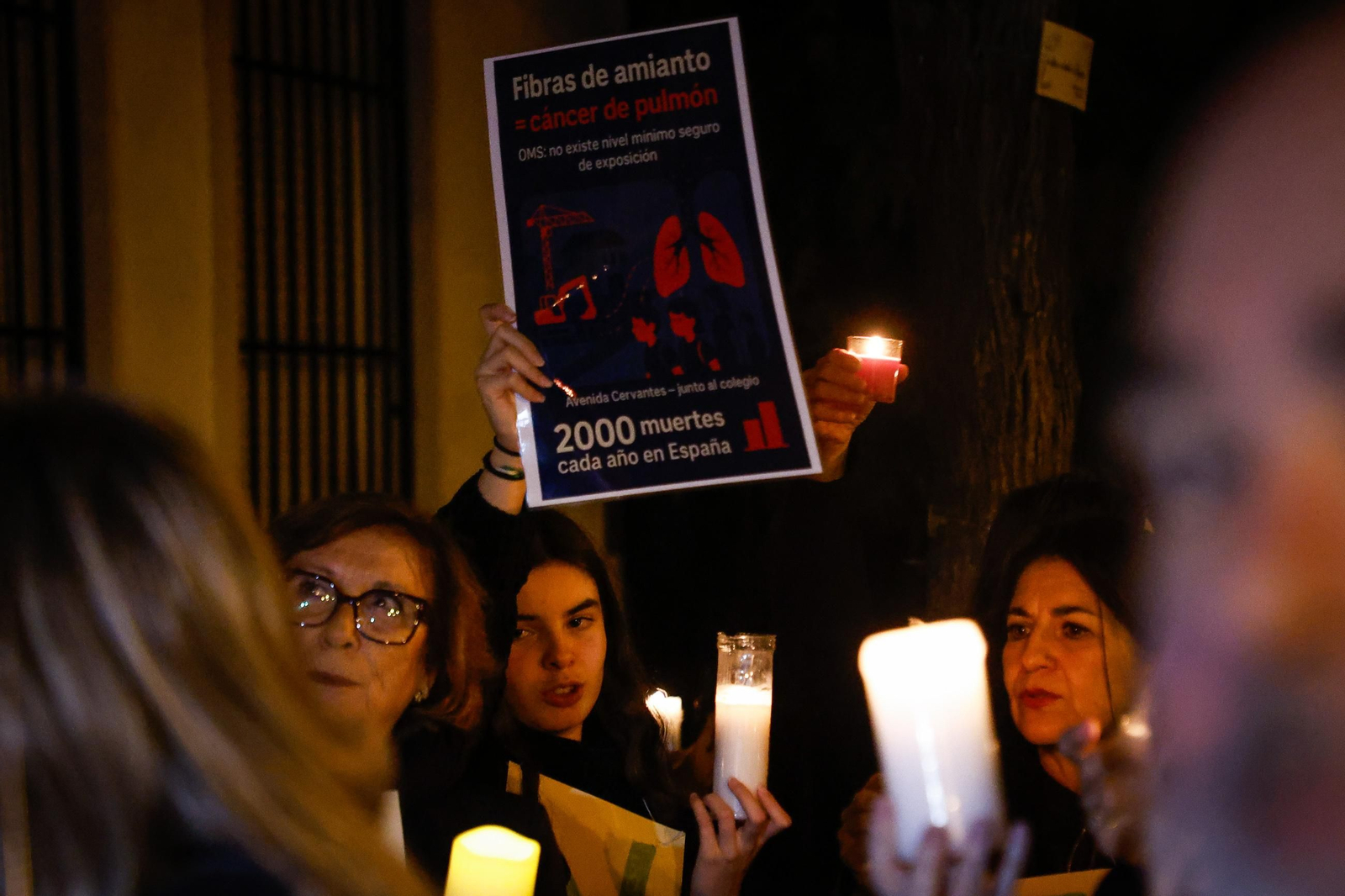 Velas, pancartas y árboles simbólicos: así han protestado los vecinos de Cervantes en Granada