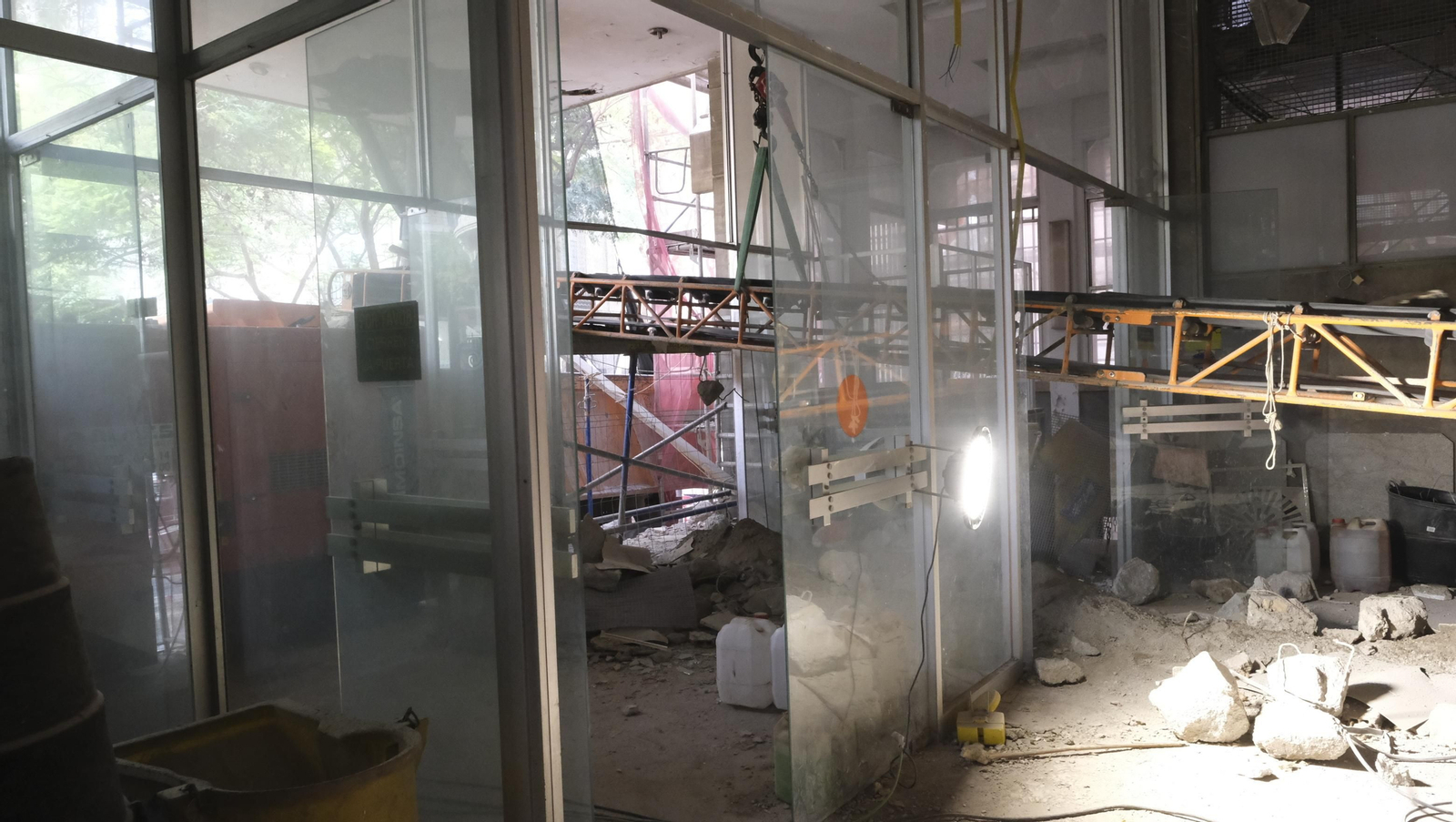 Las mejores imágenes del derribo de la oficina central de Correos en Almería