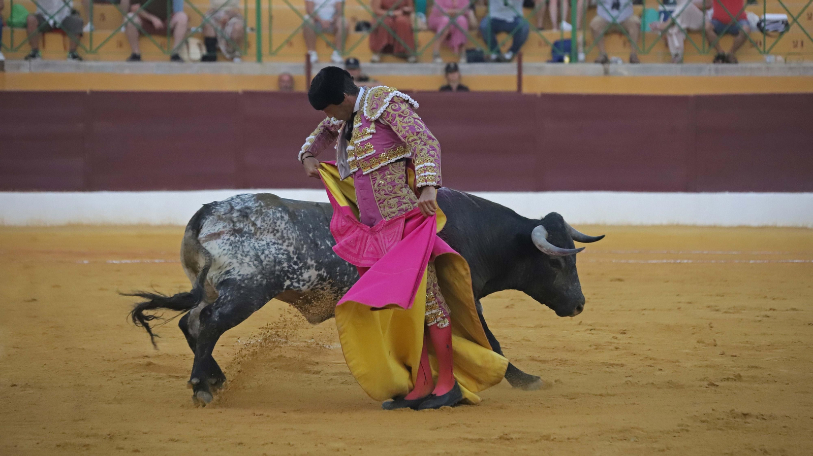 Fotos de la corrida del viernes de la Feria de La Línea: Curro Díaz, Manuel Escribano y David Galván