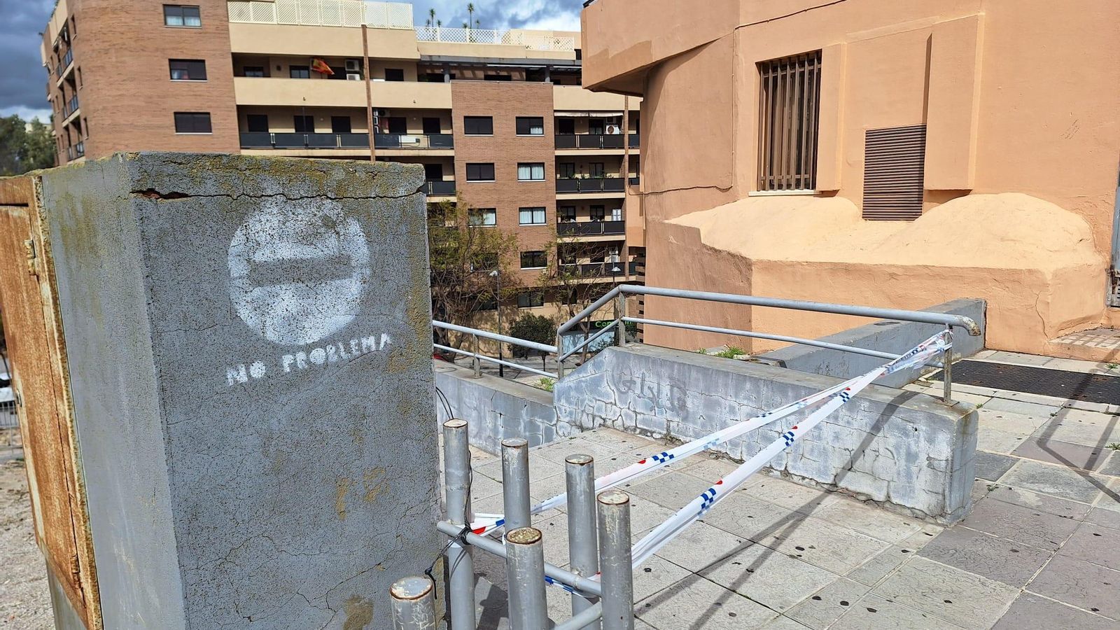 La escalera junto a las ruinas medievales, precintada.
