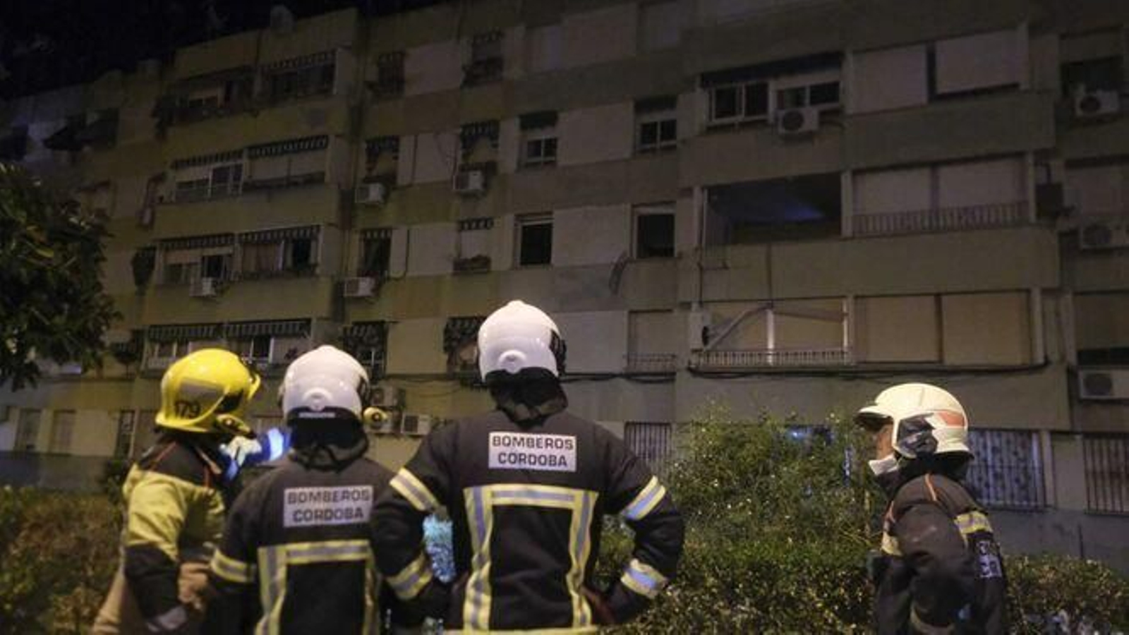 Bomberos en la extinción del incendio en el Parque Figueroa.