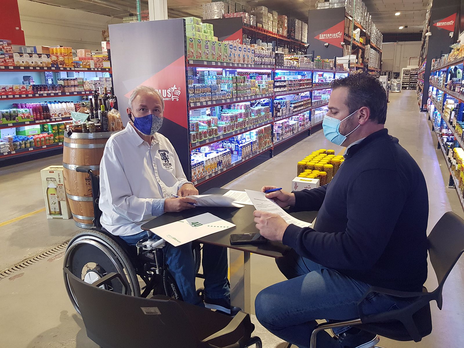 El presidente de Verdiblanca junto a uno de los alumnos.