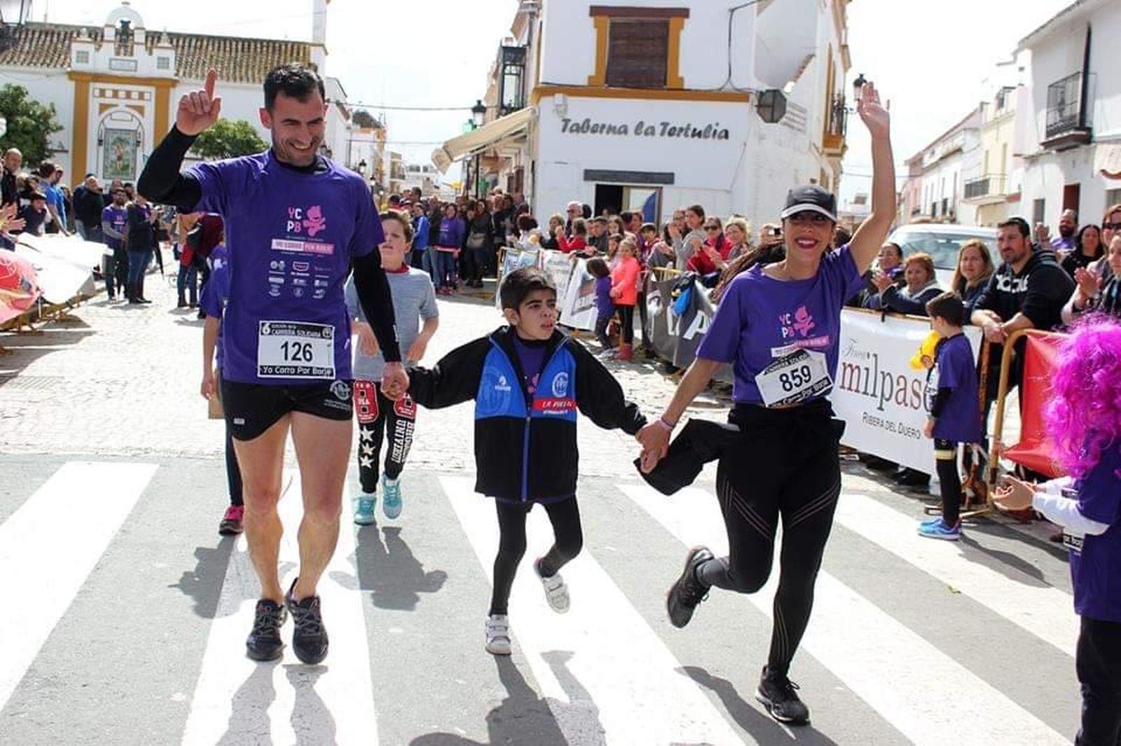 El pequeño Borja acompañado por sus padres, Borja y Ángeles, en la carrera benéfica que se celebra en La Puebla del Río.
