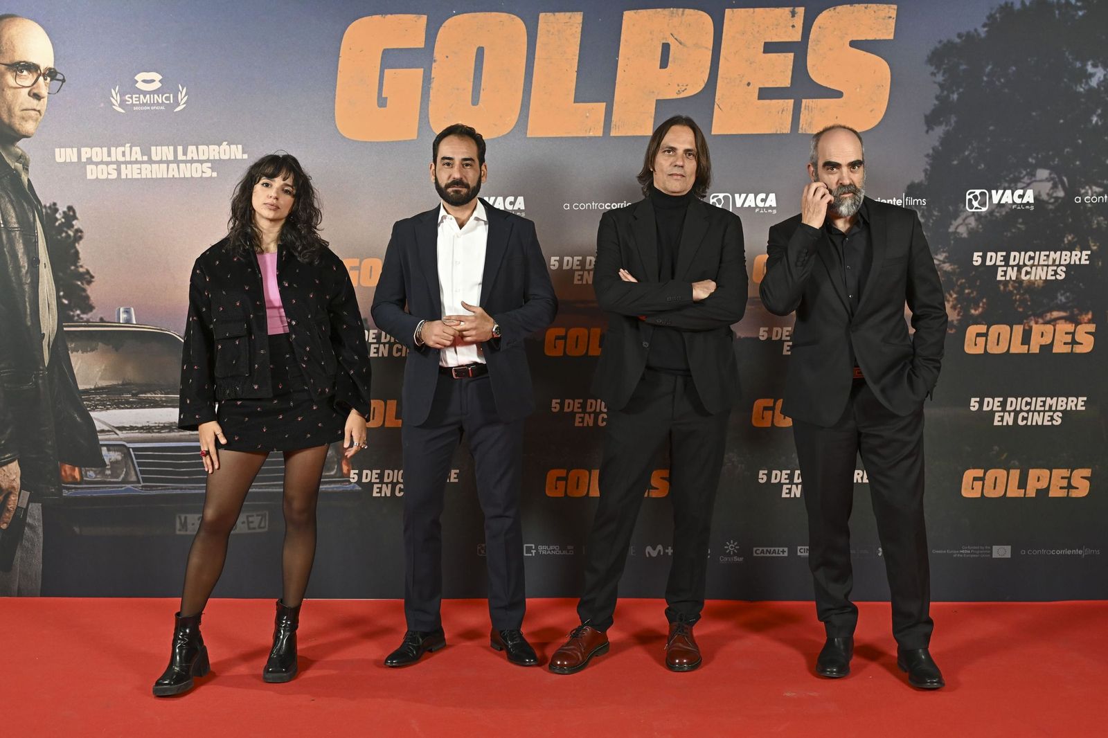 El realizador Rafael Cobos acompañado por los actores Luis Tosar, Jesús Carroza y Teresa Garzón, posan a su llegada al preestreno de la película 'Golpes'.