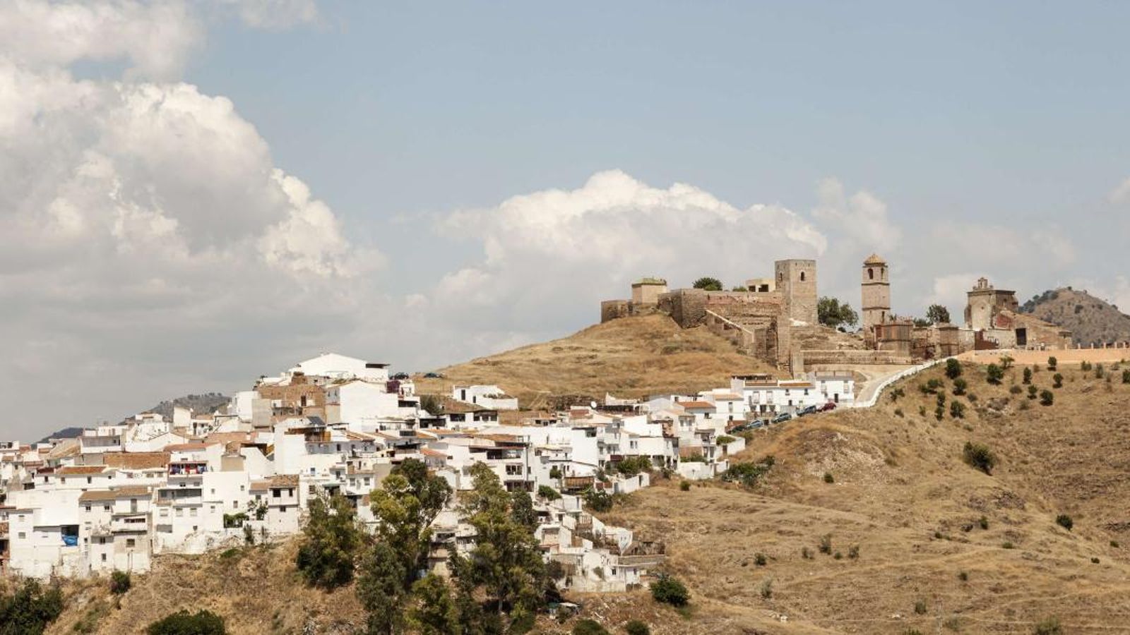 El Castilo de Álora y el pueblo a sus pies. El Castilo de Álora y el pueblo a sus pies.
