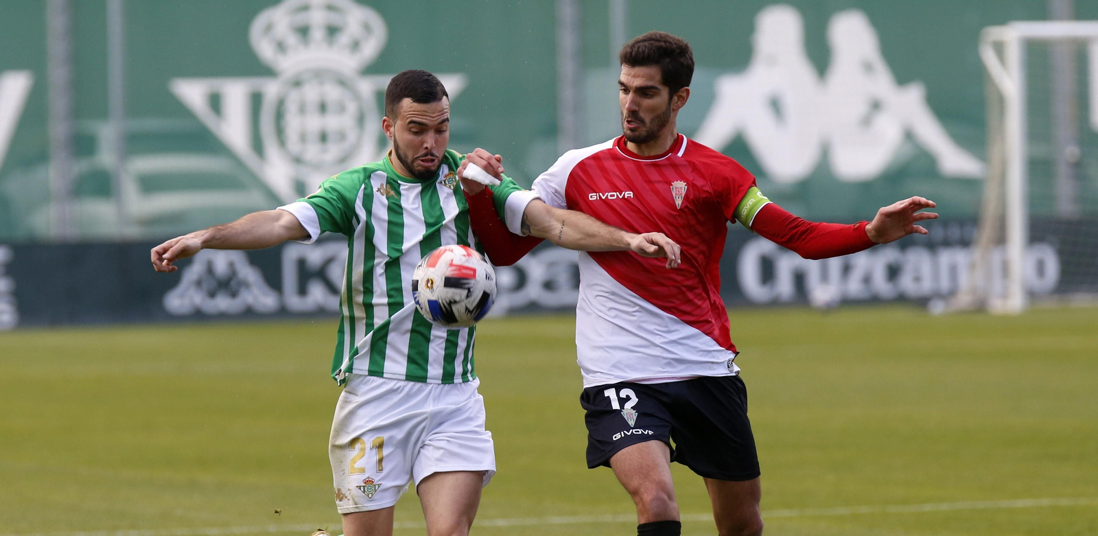 Bernardo y Callejón pugnan por el balón. Bernardo y Callejón pugnan por el balón.