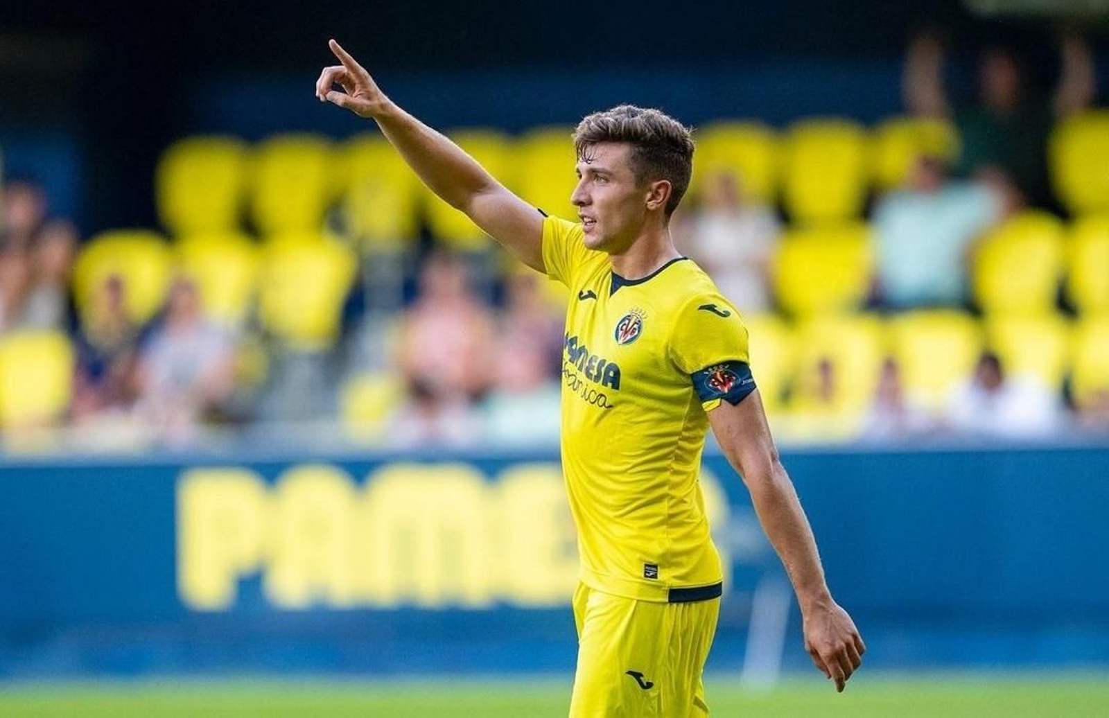 Alberto del Moral hace indicaciones durante un partido con el Villarreal B.